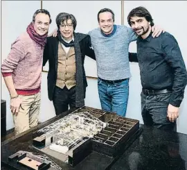  ?? JOAN GUILLAMAT ?? Sergio y Javier Torres con Carlos y Borja Ferrater junto a la maqueta