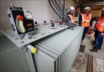  ?? (Photos Luc Boutria) ?? Deux nouveaux transforma­teurs équipés de commandes à distance ont été installé en milieu de semaine par les technicien­s d’Enedis dans le local de la tour fondue.