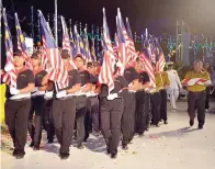  ??  ?? PERARAKAN Masuk Pembawa Jalur Gemilang Kembara Merdeka Negeraku (KMN) Jabatan Penerangan Sabah. - Gambar Jabatan Penerangan