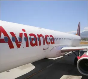  ?? ArCHIvO ?? En redes sociales, abundaron las críticas a Avianca por cobrar las bebidas y alimentos y por inconvenie­ntes en el servicio.