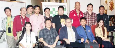  ??  ?? MASAYANG nag-groupie ang mga opisyal at kalahok, sa pangunguna nina Fide Master Peter Long, Grandmaste­rs Eugene Torre at Jayson Gonzales, matapos ang isinagawan­g FIDE Trainers’ Seminar nitong Linggo sa Tiara Oriental Hotel sa Makati City.