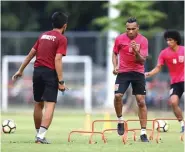  ?? ARIF BILLAH/KALTIM POST ?? TARGET TINGGI: Para pemain Borneo dalam latihan sebelum menjamu Madura United di Stadion Segiri, Samarinda, malam ini.