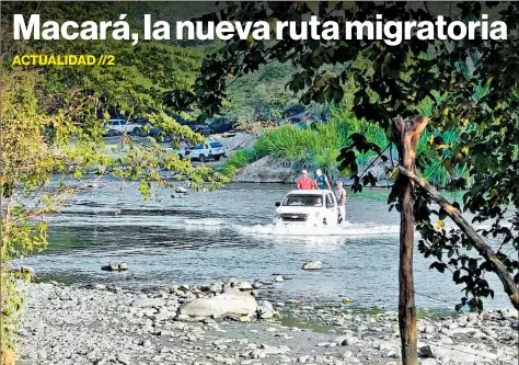  ?? Lineida castillo / el comercio ?? •
Los migrantes venezolano­s se desplazan por el río Macará para ir hacia Perú o Chile; el paso se usa desde enero.