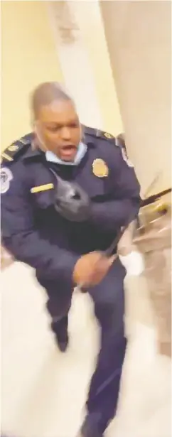  ?? Igor Bobic / Huffpost files ?? A video by Igor Bobic of Huffpost shows Capitol Police
Officer Eugene Goodman in action last Wednesday.