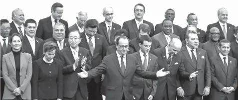  ?? FRANCE PRESSE FILE
AGENCE ?? Then French president François Hollande poses with other world leaders at the beginning of the 2015 conference.