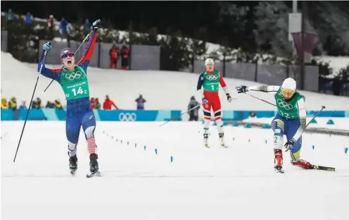  ?? Foto: AFP/Odd Andersen ?? Jubelnd überquert Jessica Diggins (l.) die Ziellinie. Geschlagen sind Schwedens Stina Nilsson (r.) und Norwegens Maiken Caspersen Falla.