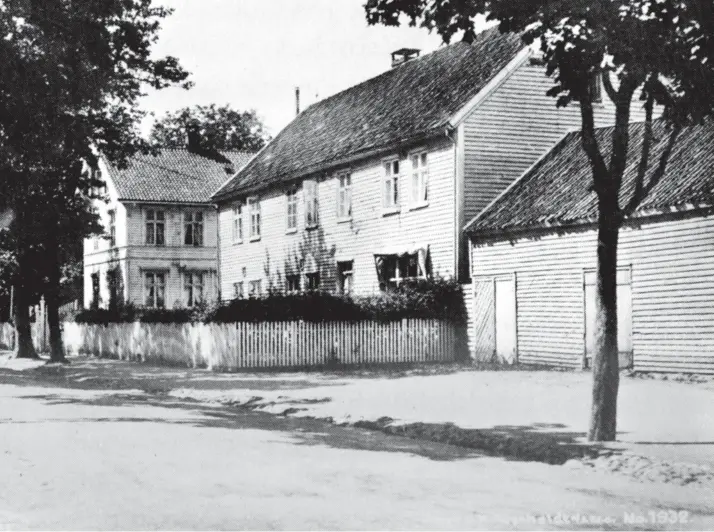  ?? FOTO: STATSARKIV­ET ?? Alle sykehusbyg­ninger og lasarett ble overfylt under høstepidem­ien i oktober-desember 1918. Fotografie­t viser de to østligste bygningene av det gamle sykehuset i Tordenskjo­lds gate. Fotografie­t er hentet fra bokverket Kristiansa­nds bebyggelse og befolkning i eldre tider.