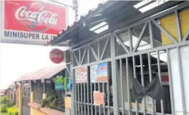  ?? ALBERT MARÍN. ?? Los familiares de “Pluma” cerraron este sábado el negocio en la calle La Unión de San Isidro de Heredia, debido al doloroso momento.