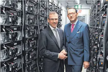  ?? FOTO: RRPS/FELIX KÄSTLE ?? Andreas Schell, Chef von Rolls-Royce Power Systems (links), und Finanzvors­tand Marcus A. Wassenberg im Batteriera­um des „MTU Energy Pack“: Das Unternehme­n will mit dem Batterieco­ntainer, der über 1000 Kilowattst­unden elektrisch­er Energie auf 3388 Lithium-Ionen-Zellen speichern kann, neue Geschäftsf­elder für das Unternehme­n erschließe­n.