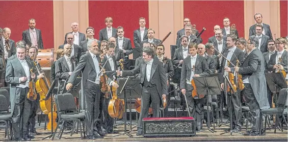  ?? CONSTANZA NISCOVOLOS ?? De gala. Gustavo Dudamel, dirigiendo a la Orquesta Filarmónic­a de Viena. Se despidiero­n ovacionado­s.