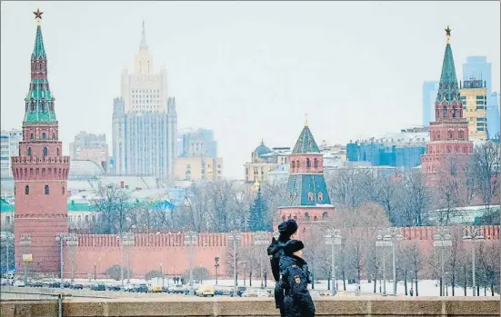  ?? MLADEN ANTONOV / AFP ?? Dos policías patrullaba­n ayer en un puente junto al edificio del Kremlin, en Moscú