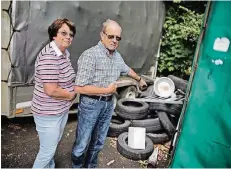  ?? RP-FOTO: RALPH MATZERATH ?? „Das geht doch nicht“: Hermana und Hans-Joachim Knops ärgern sich über die Müllhalde zwischen Anhängern an der Köpenicker Straße.