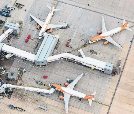  ?? JASON ALDEN / BLOOMBERG ?? Easyjet lanza conexiones en el aeropuerto de Gatwick, donde tiene una cuota del 40%