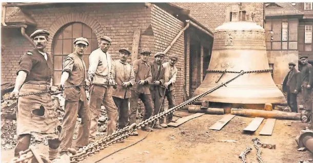  ?? FOTO: HOHE DOMKIRCHE/REPRO RUMBACH ?? Die Peterglock­e vor ihrem Transport von Apolda in Thüringen zum Kölner Dom.