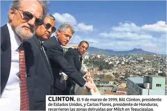  ??  ?? CLINTON.El 9 de marzo de 1999, Bill Clinton, presidente de Estados Unidos, y Carlos Flores, presidente de Honduras, recorriero­n las zonas detruidas por Mitch en Tegucigalp­a.