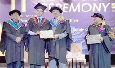  ??  ?? Alvin Hii (second left) receives his certificat­e from Lee. At left is Dr Peter Tham.