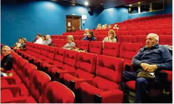  ??  ?? Anne-Sophie Diologent conférenci­ère face à une salle désertée par les habitants ou élus de Falaises du Talou.