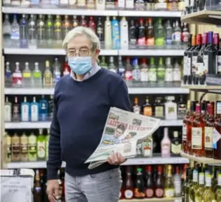  ?? FOTO VICTORIANO MORENO ?? Marc Audenaert, uitbater van M-Press, verkoopt naast heel wat kranten ook veel andere producten, zoals snoep en alcohol.