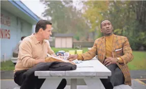  ?? UNIVERSAL PICTURES ?? Help with writing love letters brings Tony Lip (Viggo Mortensen, left) and Don Shirley (Mahershala Ali) closer in “Green Book.”‘