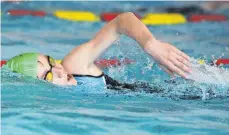  ?? FOTO: THOMAS WARNACK ?? Jan Scheffold erzielt - wie erwartet als Schwimmer - eine Topschwimm­zeit und behauptet sich auch auf der Laufstreck­e.