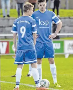  ?? Foto: Ernst Mayer ?? Startklar fürs vierte Spiel ohne Niederlage? Ziemetshau­sen (hier links Michael Klimm und Daniel Bobitiu) empfängt heute Schlusslic­ht Schwabegg.