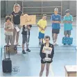  ?? FOTO: LAURA VOGL ?? Die Kandidaten stellen sich ihren Wählern vor. Unterstütz­er halten im Hintergrun­d auch Plakate wie „Wählt David“hoch.