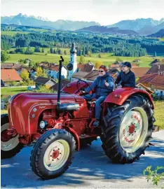  ?? Foto: Hermann Ernst ?? Mit dem Traktor abgeholt: In Tannheim kann man zu Traktoraus­fahrten starten. Mit schnittige­n roten Porsche Modellen.