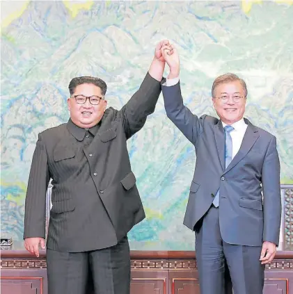  ?? AFP ?? Buena sintonía. El norcoreano Kim Jong-un y el surcoreano Moon Jae-in tras la cumbre del viernes.