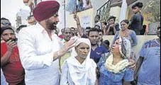  ?? PARDEEP PANDIT/HT ?? Leader of opposition Sukhpal Khaira consoling the family of a deceased drug addict in Jalandhar on Sunday.