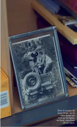  ??  ?? Dans le bureau de Jaisal Singh, sur la
table basse son livre sur les tigres. Au fond, une photo
de son père.