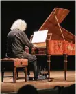  ?? RP-FOTO: JÜRGEN LAASER ?? Pianist Roland Brautigam spielte beim Meisterkon­zert in der Stadthalle auf einem Hammerklav­ier (Nachbau) Werke von Haydn, Wilms und Beethoven.