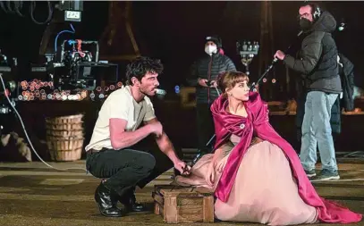  ?? AMAZON PRIME VIDEO ?? Andrés Velencoso y Aura Garrido durante el rodaje en Vigo de la serie de Bambú Produccion­es