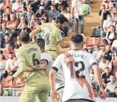  ?? /EFE. ?? Alfonso Pedraza (24) remata con la cabeza para marcar el primero de los cinco goles del Villarreal ante Rayo.