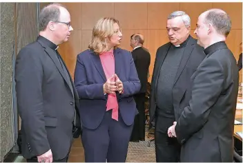  ?? FOTO: BECKER&BREDEL ?? Wirtschaft­sministeri­n Anke Rehlinger im Gespräch mit (von links) dem Trierer Bischof Stephan Ackermann, dem Speyerer Bischof Karl-Heinz Wiesemann und Speyers Generalvik­ar Franz Jung.