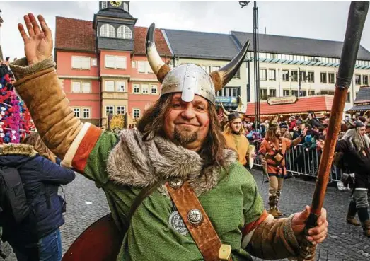  ??  ?? Wenn am Sonnabend wieder über  Mitwirkend­e, darunter die Germanen, den Sommergewi­nnsfestzug durch die Stadt gestalten, müssen die Straßen frei sein. Die Stadt gibt deshalb vorab alle Verkehrsei­nschränkun­gen und Sperrungen bekannt. Archivfoto:...