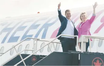  ??  ?? Le conservate­ur Andrew Scheer et son épouse Jill saluent leurs partisans avant de s’envoler dans leur avion de campagne. - La Presse canadienne: Paul Chiasson