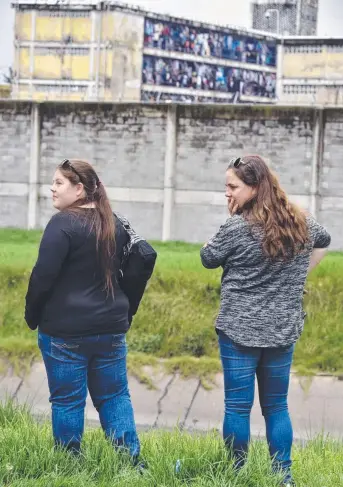  ?? Main picture: GUILLERMO LEGARIA ?? Lisa Evans and her daughter Khala Sainsbury in a public park behind El Buen Pastor women's prison in Bogota, Colombia, where Cassie Sainsbury (top left) is languishin­g. Orlando Herran (top right) is working as the young Aussie’s lawyer