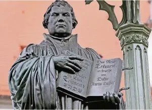  ?? FOTO: JAN WOITAS/DPA ?? Das Denkmal Martin Luthers in Wittenberg erinnert an den Beginn der Reformatio­n durch den Thesenansc­hlag an die dortige Schlosskir­che am 31. Oktober 1517.