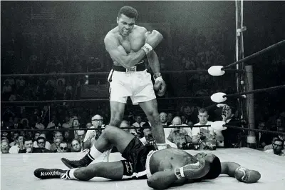  ?? (Ap) ?? L’immagine La foto scattata da Neil Leifer il 25 maggio 1965: Muhammad Ali invita Sonny Liston ad alzarsi e combattere