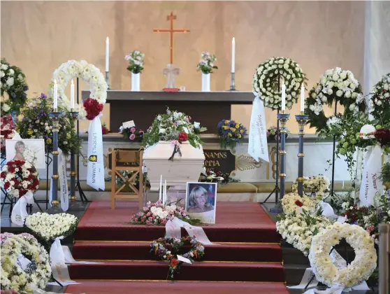  ?? Bild: PONTUS LUNDAHL ?? SISTA FARVÄL. Barbro ”Lill–babs” Svenssons begravning ägde rum i Järvsö kyrka i går.