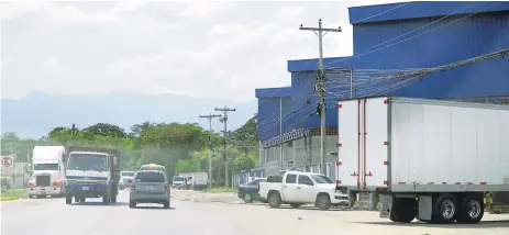  ?? FOTO: MELVIN CUBAS. ?? INVERSIÓN. En la zona de El Polvorín operan muchas ofibodegas y centros de operacione­s de empresas. Allí se planea construir una nueva planta industrial que ya se anuncia .