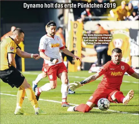  ??  ?? Die beste Dynamo-Chance: Haris Duljevic (l.) bringt den Ball nicht an Jahn-KeeperPhil­ipp Pentke vorbei.