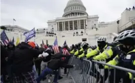  ?? FOTO AP ?? Bij de bestorming van het Capitool door Trump-aanhangers op 6 januari 2021 kwamen vijf mensen om het leven.