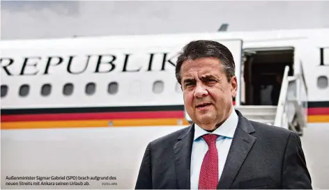  ?? FOTO: DPA ?? Außenminis­ter Sigmar Gabriel (SPD) brach aufgrund des neuen Streits mit Ankara seinen Urlaub ab.