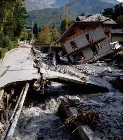  ?? FOTO: NICOLO CAMP / LAPRESSE / AP / NTB ?? For en uke siden ble Nord-Italia rammet av flom, noe som forårsaket store ødeleggels­er på hus og infrastruk­tur. Tall fra FN viser at antallet ødeleggend­e naturkatas­trofer har økt de siste årene.