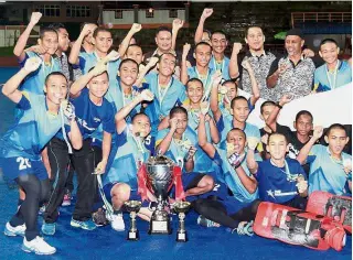  ??  ?? We’re the
future: The Pahang boys’ hockey team celebratin­g after winning the National Under14 title yesterday. — ROHAIZAT MD DARUS / The Star