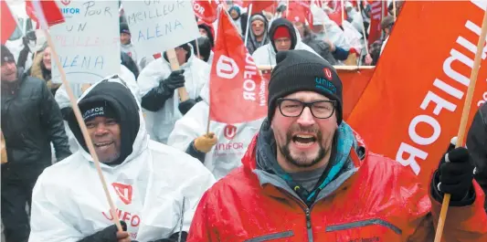  ?? PHOTO AGENCE QMI, TOMA ICZKOVITS ?? En marge des négociatio­ns de l’ALENA, les syndiqués d’Unifor ont manifesté hier à Montréal pour demander un accord respectueu­x des droits du travail, de l’environnem­ent et de la démocratie.