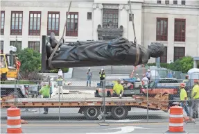  ?? DORAL CHENOWETH/USA TODAY NETWORK ?? Workers remove a Christophe­r Columbus statue in Ohio’s capital city. Many such monuments are being reconsider­ed nowadays.