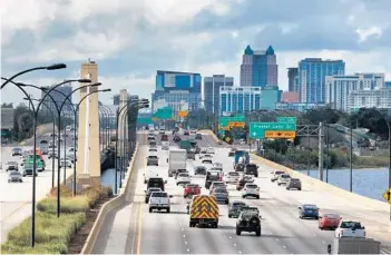  ?? JOE BURBANK/ORLANDO SENTINEL ?? A view of State Road 408, looking west over Lake Underhill on Dec. 14. The crucial east-west toll road through downtown Orlando is owned and managed by the Central Florida Expressway Authority.