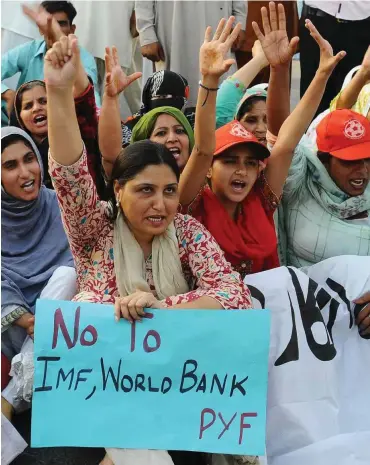  ?? Foto: AFP/Arif Ali ?? Austerität nein danke! Protest gegen die Auflagen des Internatio­nalen Währungsfo­nds in Lahore (Pakistan).